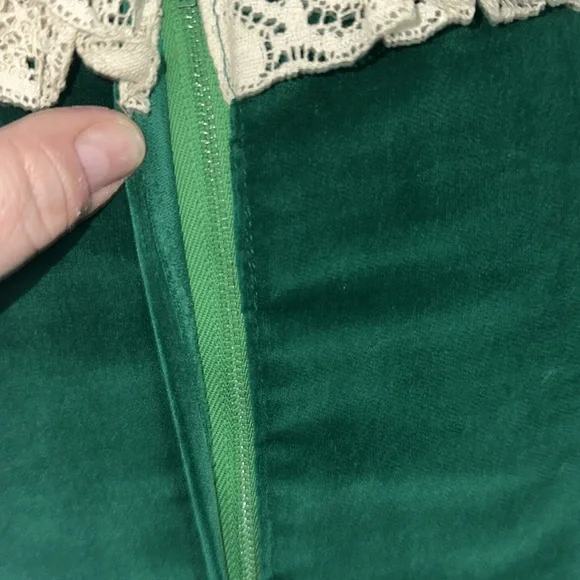 FINAL SALE Vintage 1960s Green Velvet Dress with Cream Lace – Size Small - Picture 8 of 9